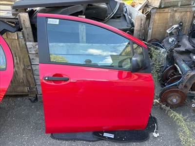 Toyota Yaris (XP90) TOYOTA YARIS Jobb első Ajtó (Részeivel)