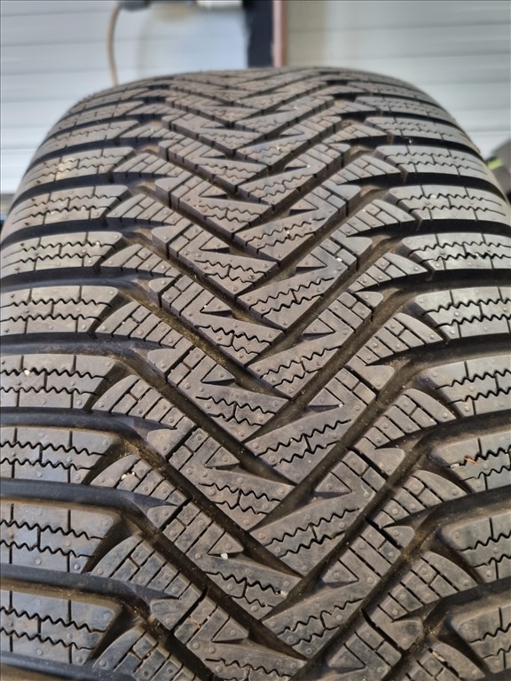  225/4018" újszerű Laufenn LW31 téli gumi 4db  4. kép