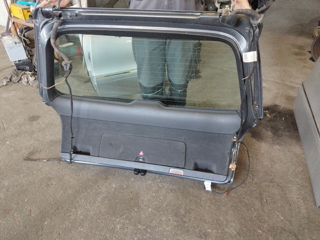 Audi A4 B6 kombi csomagtérajtó, üresen  2. kép