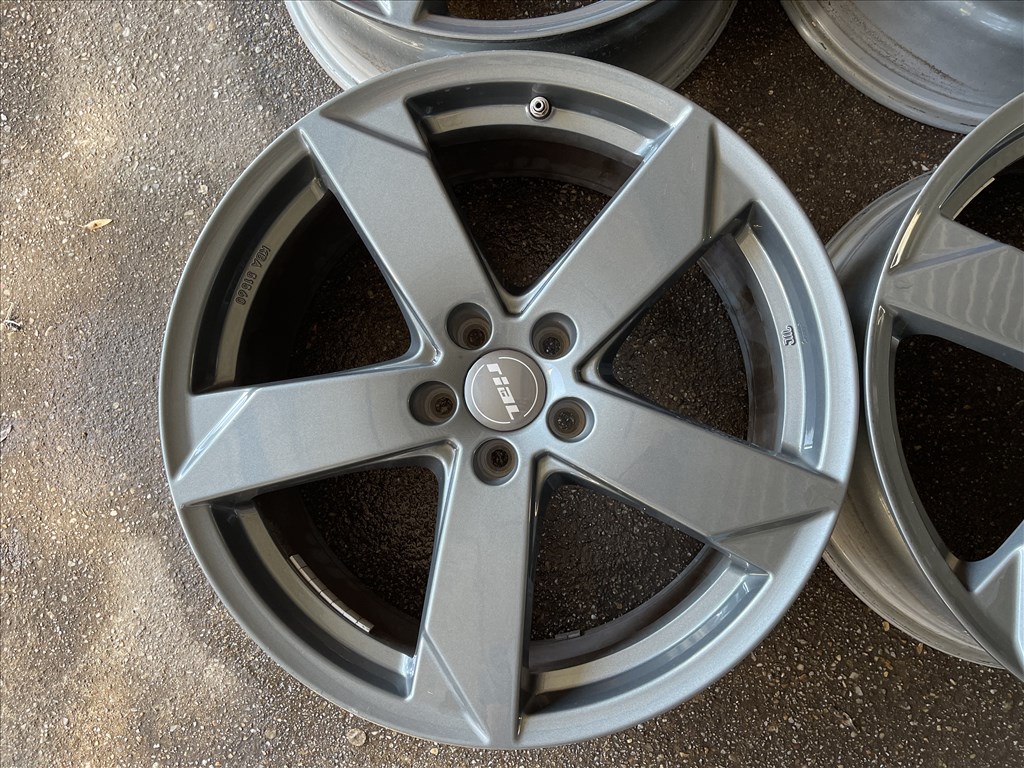  19-es, 5x108-as újszerű Rial alufelni 2. kép