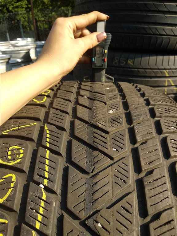 285/40 R21 Pirelli téli gumi 30000ft a 4db/186/ 1. kép