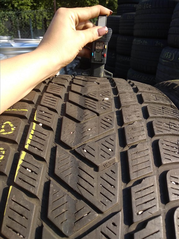 285/40 R21 Pirelli téli gumi 30000ft a 4db/186/ 3. kép