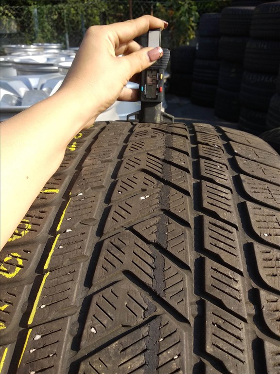 285/40 R21 Pirelli téli gumi 30000ft a 4db/186/ 4. kép