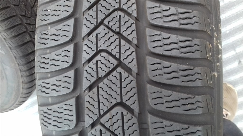  5x112 osztású 17" újszerű (gyári felni) BMW X1 X2 alufelni + TPMS rajta 205/60 Pirelli téli gumi 8. kép