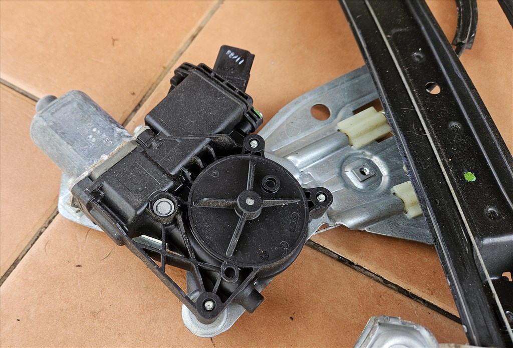 Opel Meriva B 1.4 Turbo Jobb első ablakemelő  2. kép