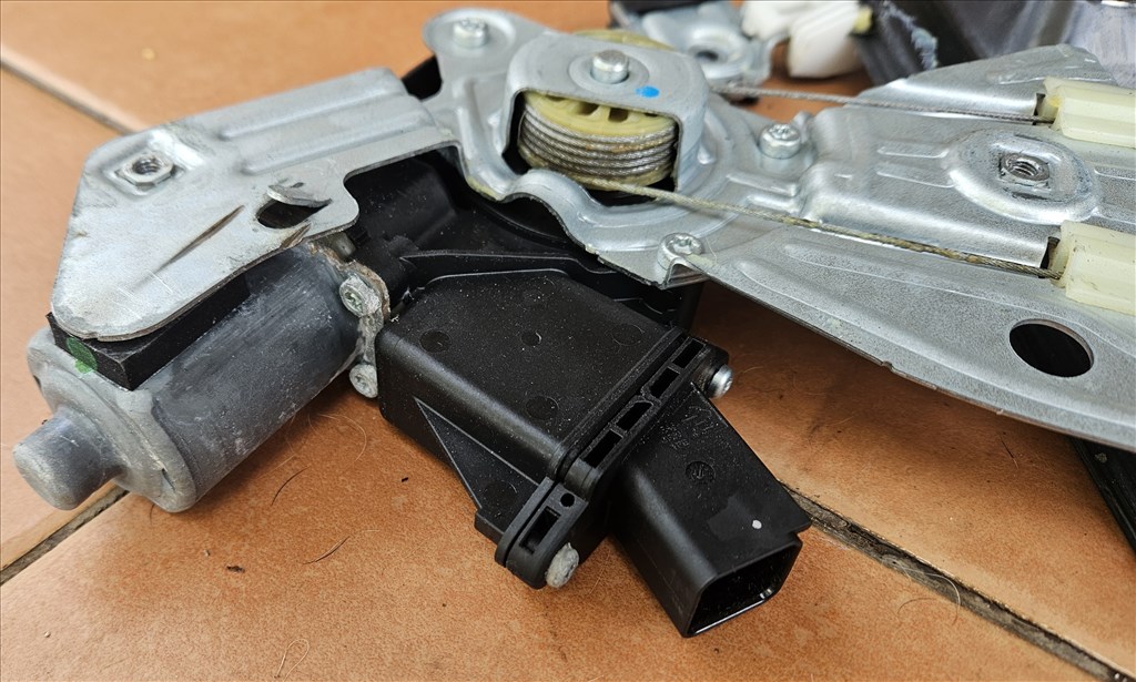 Opel Meriva B 1.4 Turbo Jobb első ablakemelő  4. kép