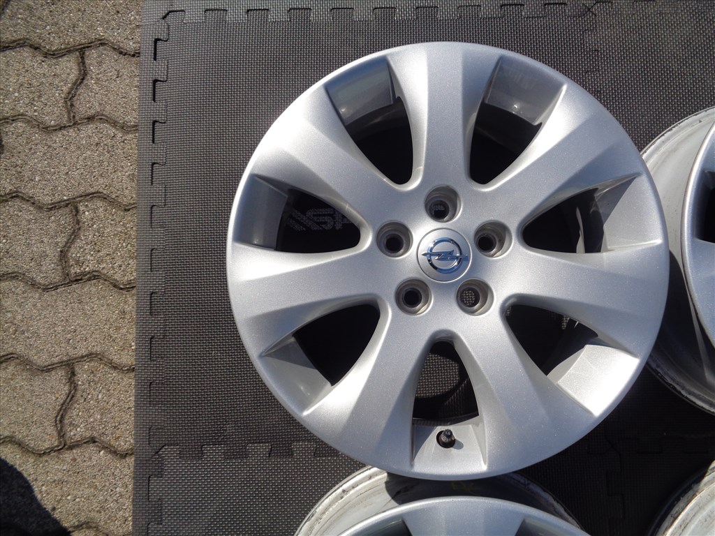 Opel gyári alufelni 16-os, 5×105-ös osztó szenzorral szép állapotban eladó. 2. kép