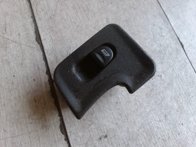 ALFA ROMEO ROMEO 147 00.10-04.10 Jobb hátsó ablakemelő kapcsoló 1. kép