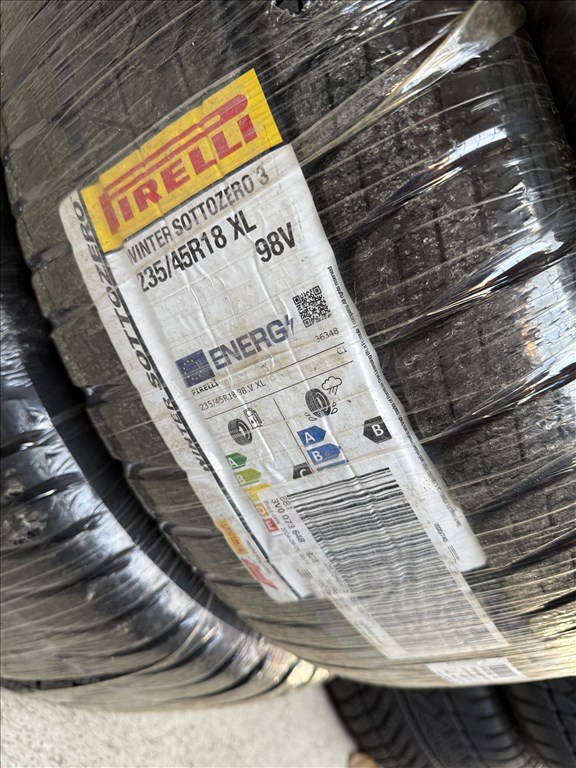  5x112 lyukosztású 18" új (gyári felni) alufelni, rajta 235/45 új Pirelli téli gumi  2. kép