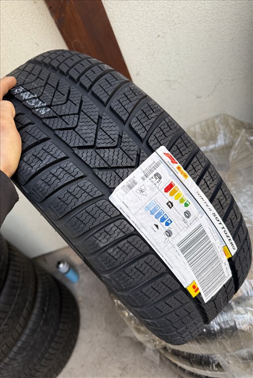  5x112 lyukosztású 18" új (gyári felni) alufelni, rajta 235/45 új Pirelli téli gumi  3. kép