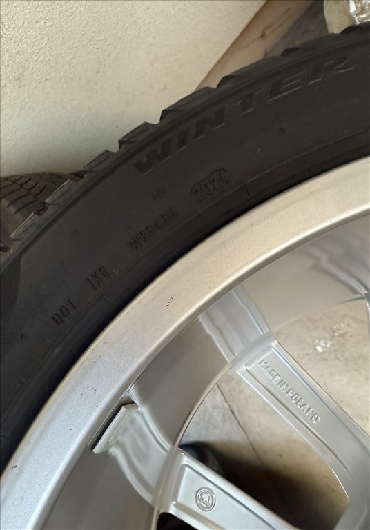  5x112 lyukosztású 18" új (gyári felni) alufelni, rajta 235/45 új Pirelli téli gumi  5. kép