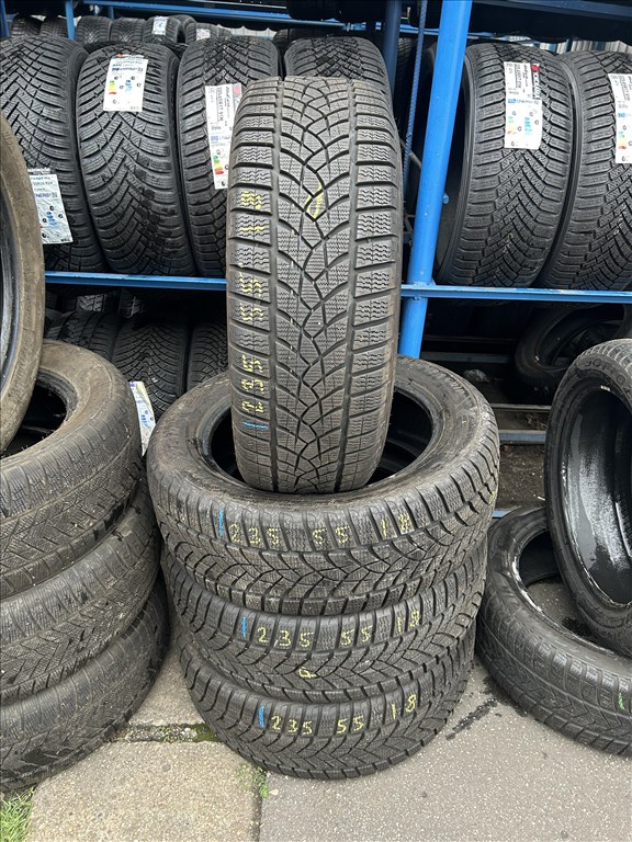 4db 235/55×18″ Goodyear téli gumiabroncs. (3751693) 1. kép
