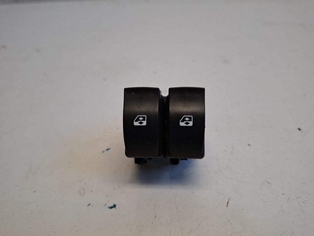 Dacia duster (HS) bal elsõ ablakemelõ kapcsoló 8200160603 1. kép