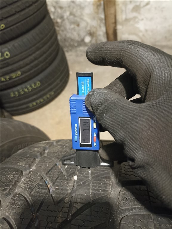  245/5018" újszerű Dunlop téli gumi gumi 4. kép