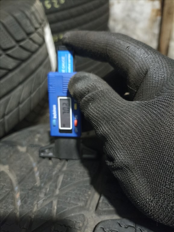  245/5018" újszerű Dunlop téli gumi gumi 5. kép