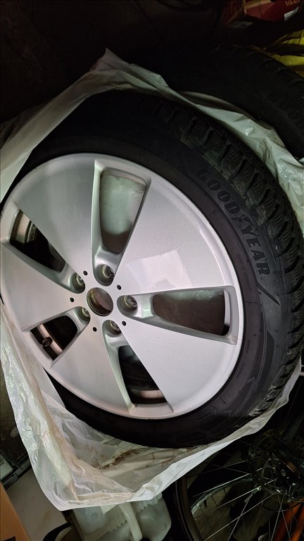  BMW I3 19" újszerű (gyári felni) alufelni, rajta 155/70 újszerű Goodyear téli gumi  1. kép