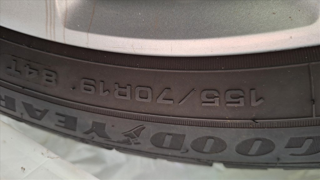  BMW I3 19" újszerű (gyári felni) alufelni, rajta 155/70 újszerű Goodyear téli gumi  3. kép