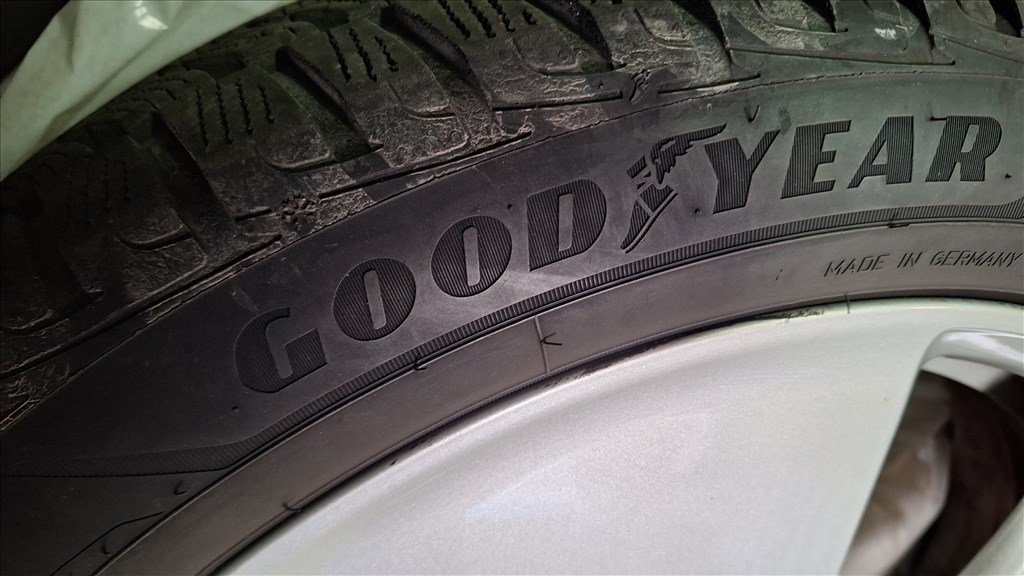  BMW I3 19" újszerű (gyári felni) alufelni, rajta 155/70 újszerű Goodyear téli gumi  4. kép