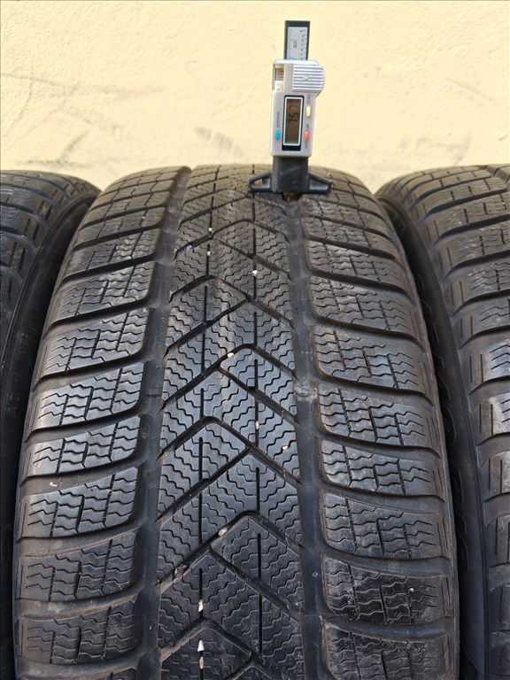  245/4018" újszerű Pirelli téli gumi gumi 1. kép