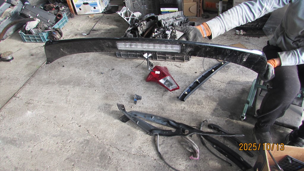 Toyota RAV4 IV. hátsó szárny pótféklámpával 76085-42130 1. kép