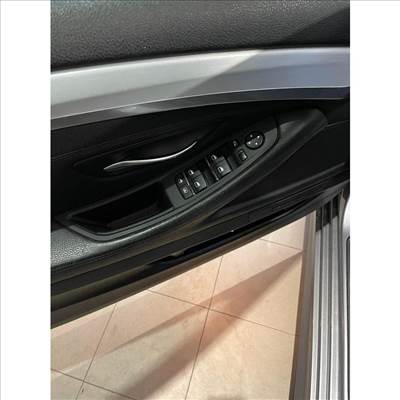BMW F10/F11/F18 ajtóbehúzó,kapaszkodó szett Fekete behajtós