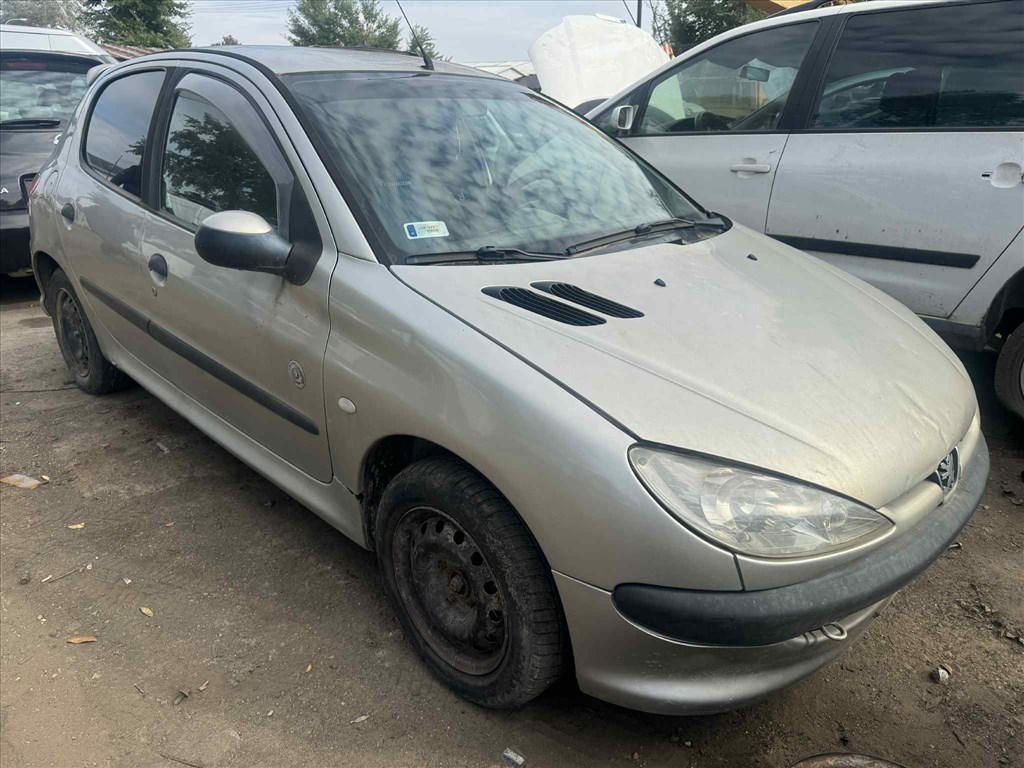 Peugeot 206 1.4HDI -8HX- bontott alkatrészei 1. kép