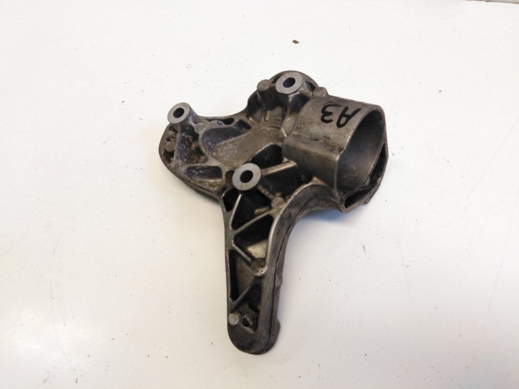 Audi A3 (8P) klímakompresszortartóbak (klímakompresszor tartó) 1K0260885B 1. kép