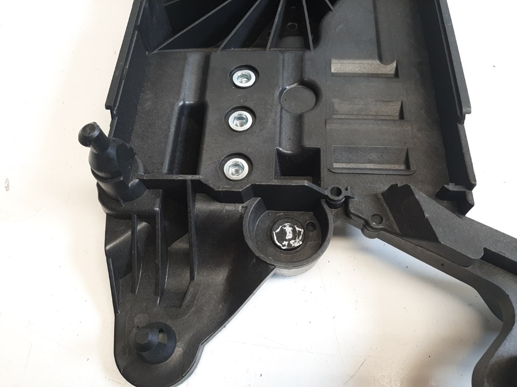 Audi A3 (8Y) akkumlátor tartó 5WA915331 3. kép