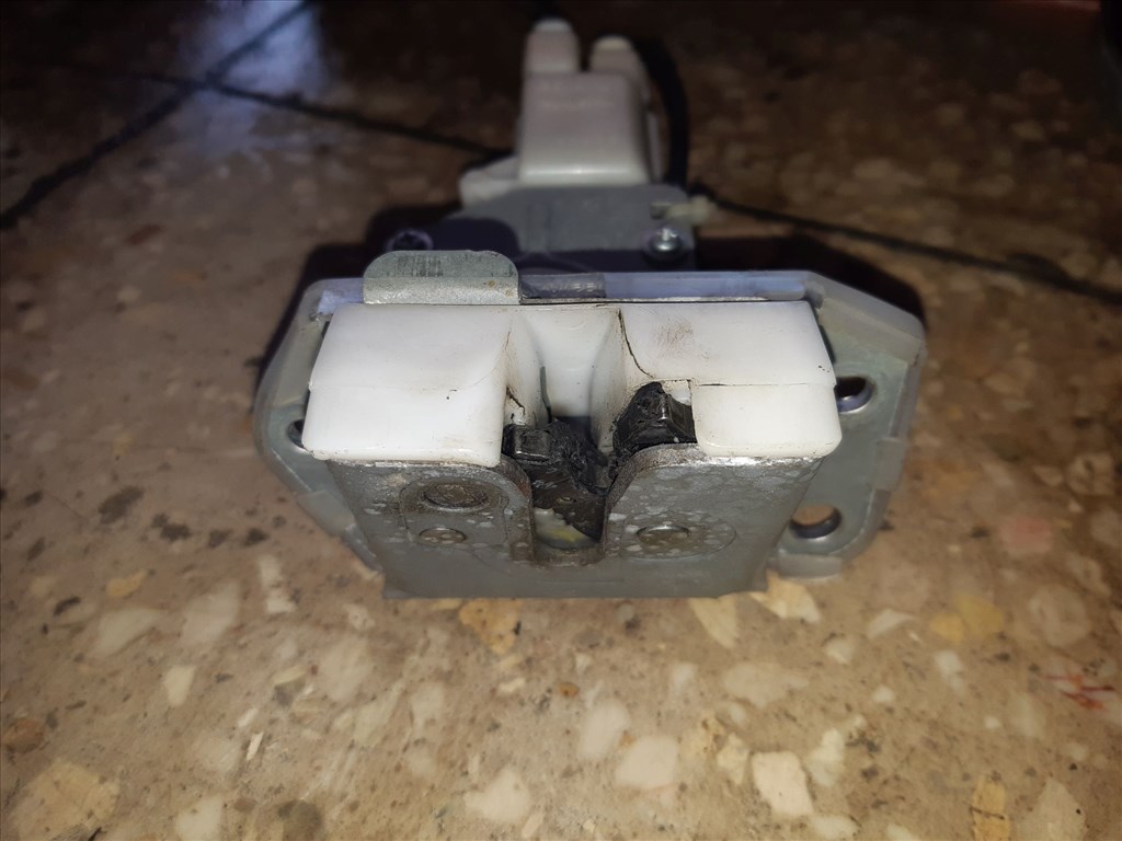 Suzuki Swift III 04-10 Csomagtérajtó Zár  Központizár Motor 2. kép