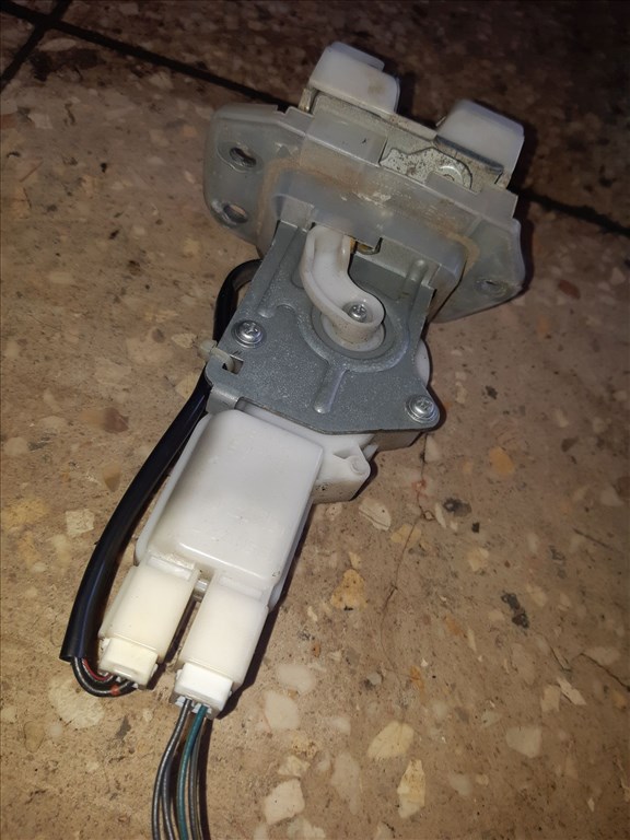 Suzuki Swift III 04-10 Csomagtérajtó Zár  Központizár Motor 3. kép