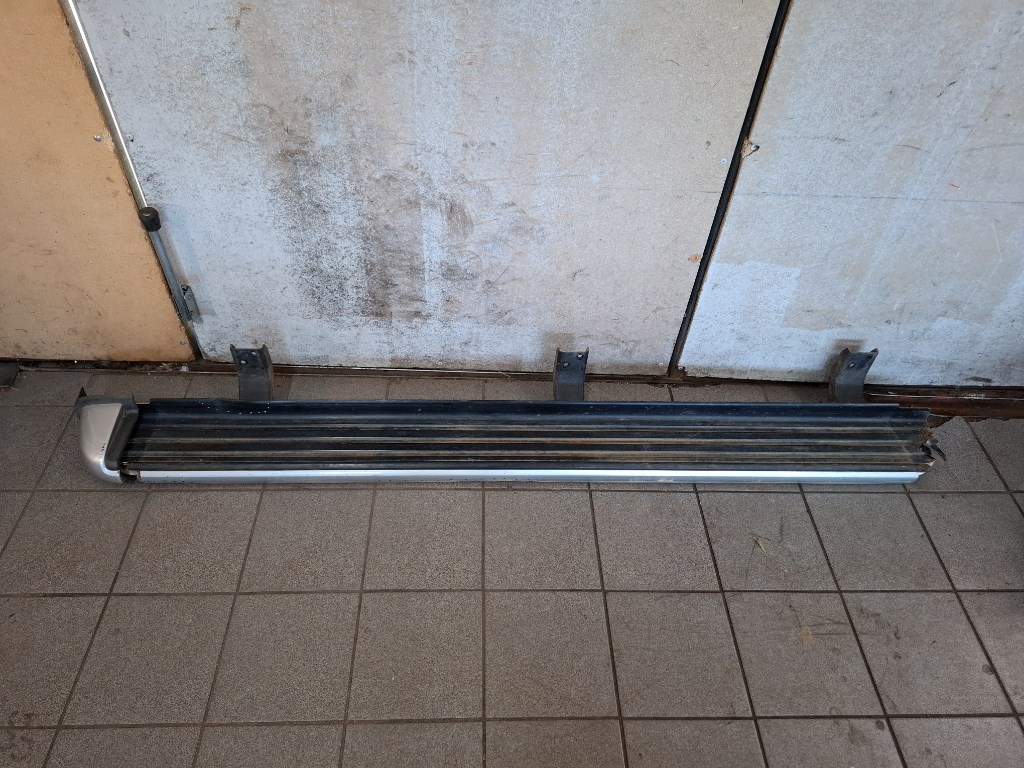 Nissan Navara (D23) bal fellépõ 1. kép