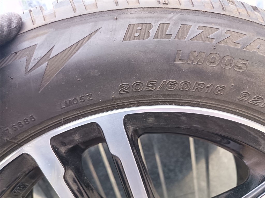  5x112 lyukosztású 16" újszerű Dezent alufelni, rajta 205/60 újszerű Bridgestone téli gumi gumi  3. kép