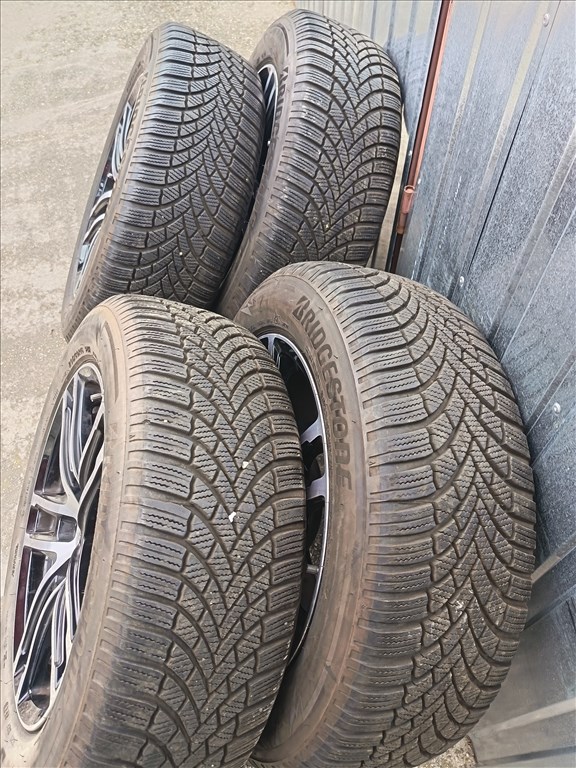  5x112 lyukosztású 16" újszerű Dezent alufelni, rajta 205/60 újszerű Bridgestone téli gumi gumi  5. kép