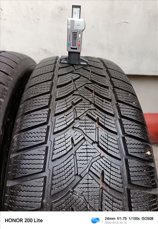  235/6018" újszerű Dunlop téli gumi gumi 1. kép