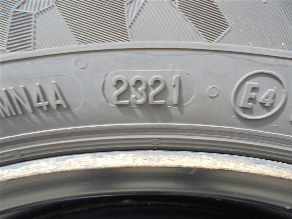 16-os Vw Lemezfelni  ( 205/55-ös téli gumival ) eladó  4. kép