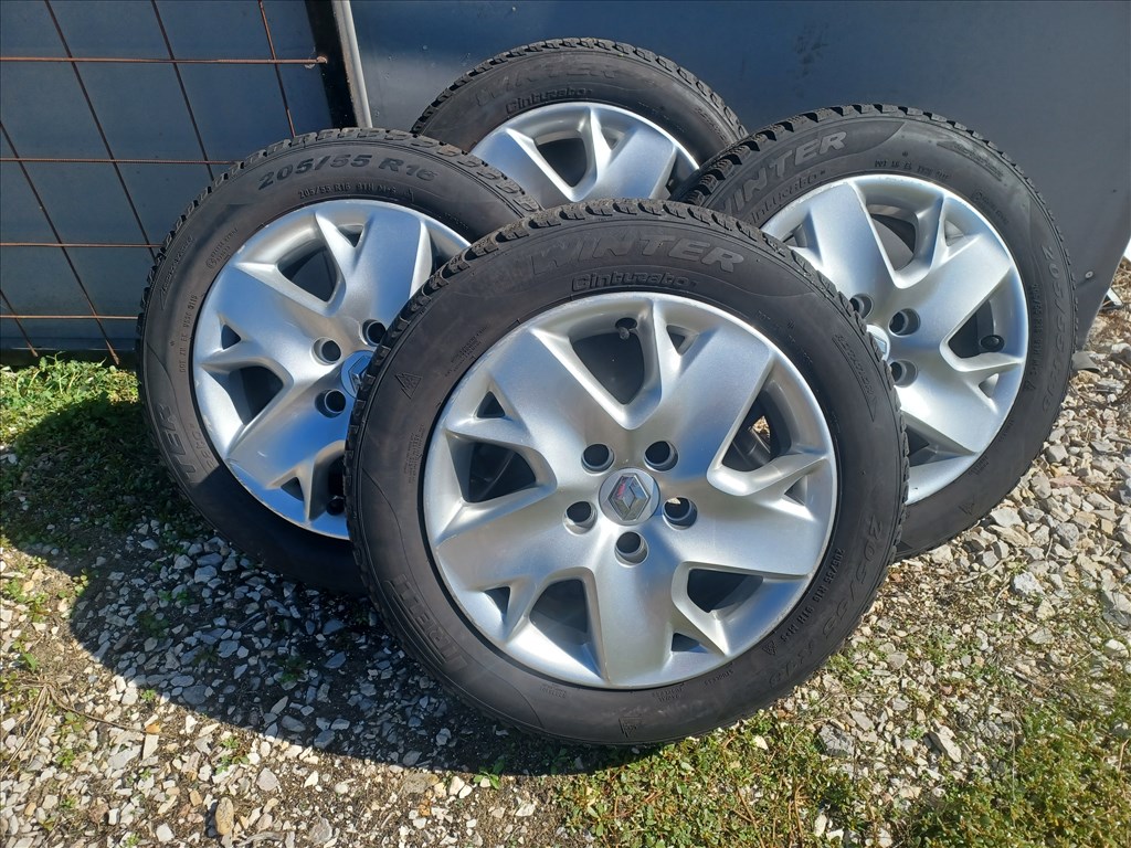  5x114.3 lyukosztású 16" használt lemezfelni, rajta 205/55 újszerű Pirelli téli gumi gumi  1. kép