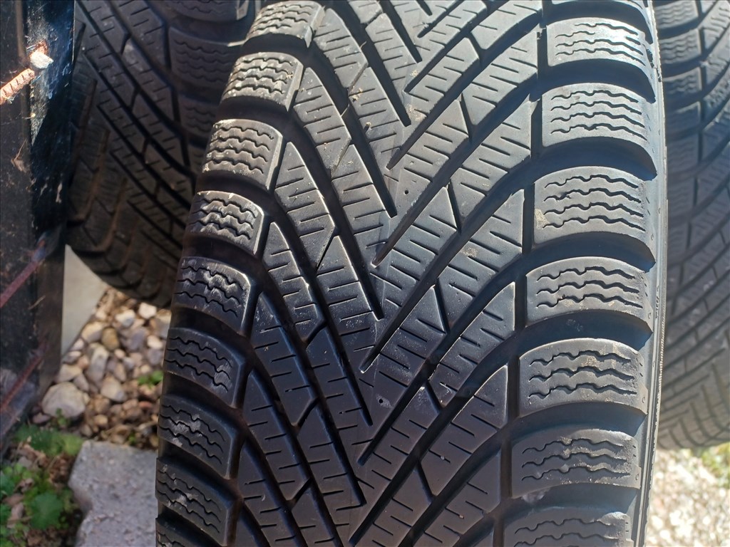  5x114.3 lyukosztású 16" használt lemezfelni, rajta 205/55 újszerű Pirelli téli gumi gumi  2. kép