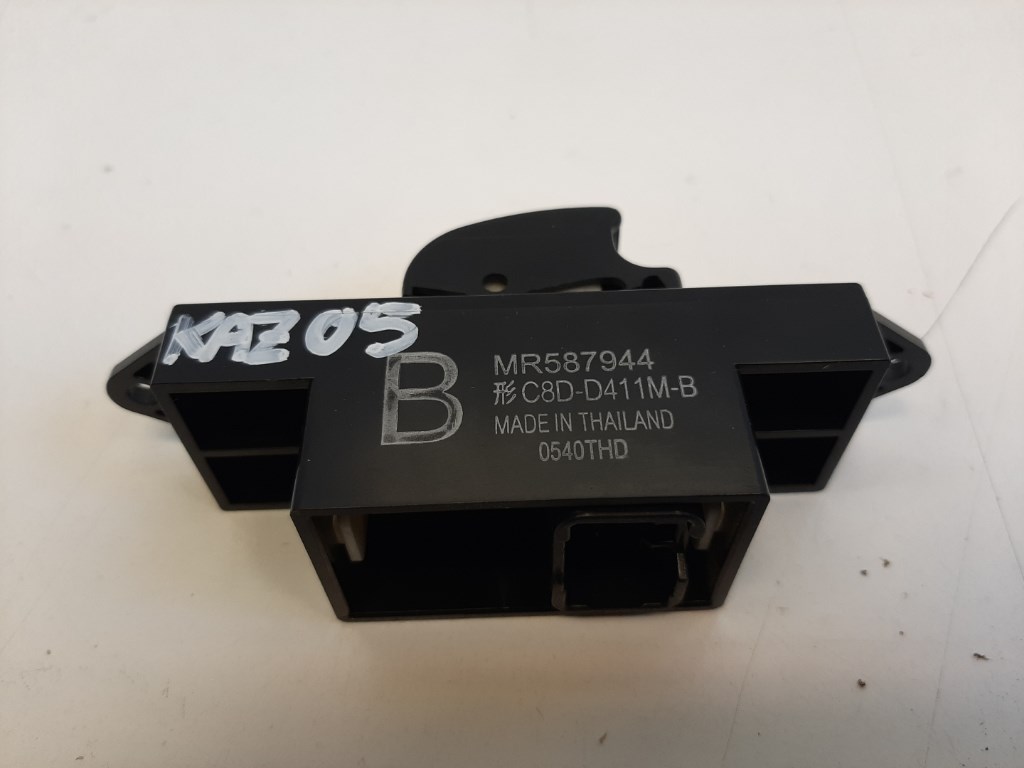 Mitsubishi Outlander jobb elsõ ablakemelõ kapcsoló MR587944 2. kép