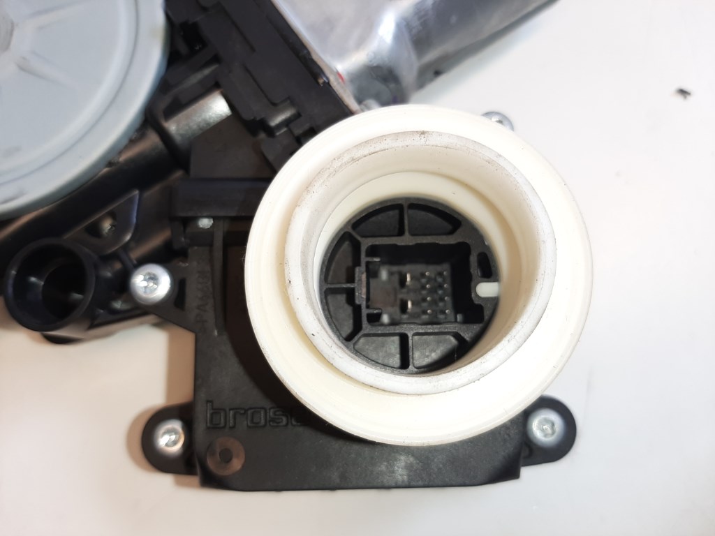 Toyota Yaris (XP90) bal elsõ ablakemelõ motor 857020F010 4. kép