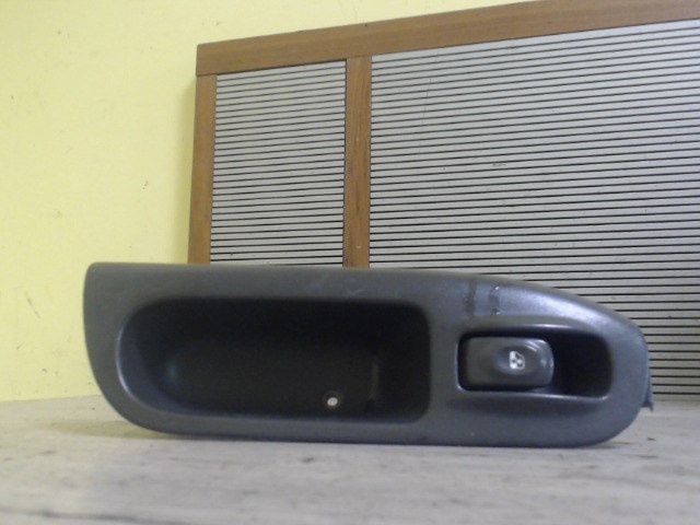 RENAULT MEGANE SCENIC 99-03 Jobb első ablakemelő kapcsoló 1. kép