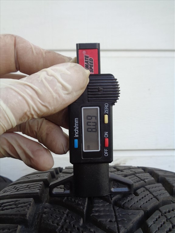 Dunlop 225/45R17 téli gumi pár, 8mm-es mintával eladó.  5. kép