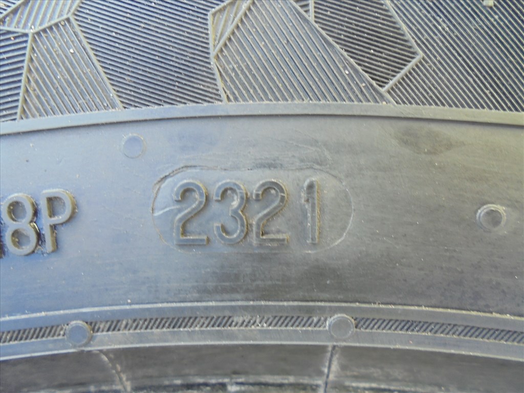 235/55 R 17-es 2021-es Semperit újszerű téli gumi pár eladó 4. kép