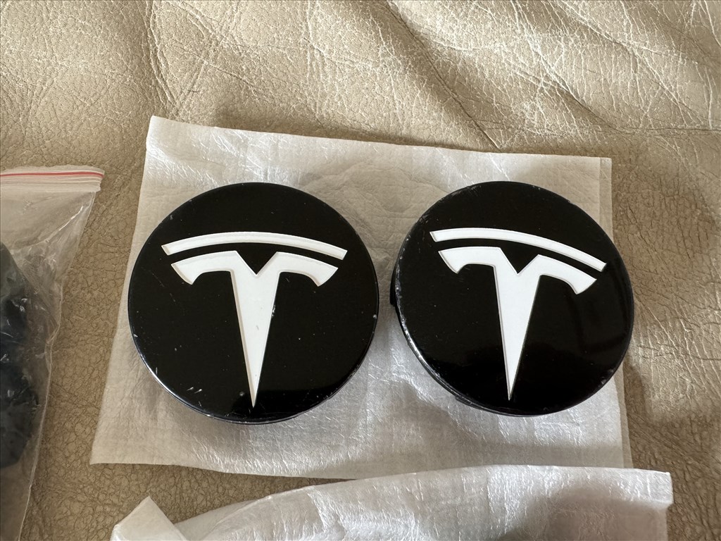 Tesla Model 3 felnikupak Tesla Model Y felnikupak Model 3 felniközép fekete-fehér 2. kép