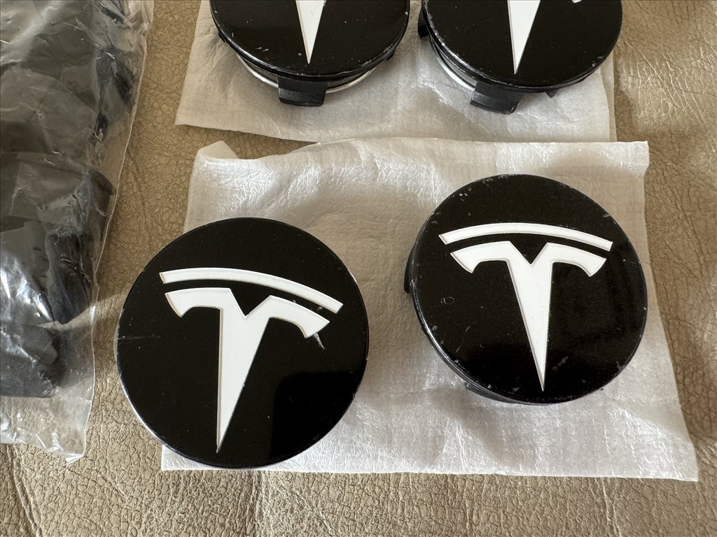 Tesla Model 3 felnikupak Tesla Model Y felnikupak Model 3 felniközép fekete-fehér 3. kép