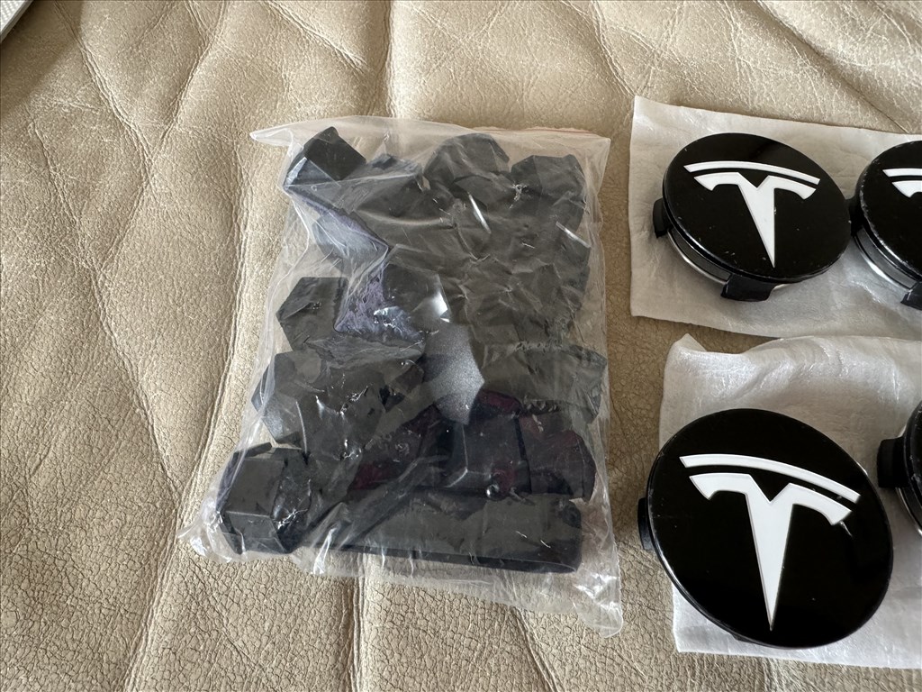 Tesla Model 3 felnikupak Tesla Model Y felnikupak Model 3 felniközép fekete-fehér 4. kép