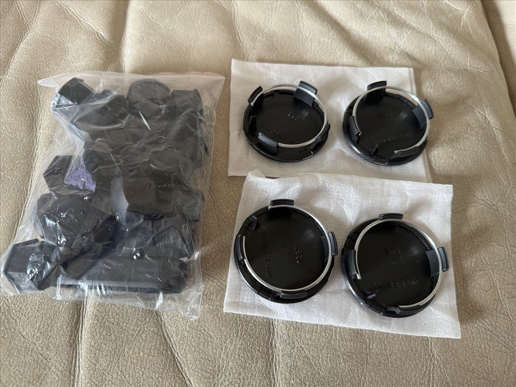 Tesla Model 3 felnikupak Tesla Model Y felnikupak Model 3 felniközép fekete-fehér 5. kép