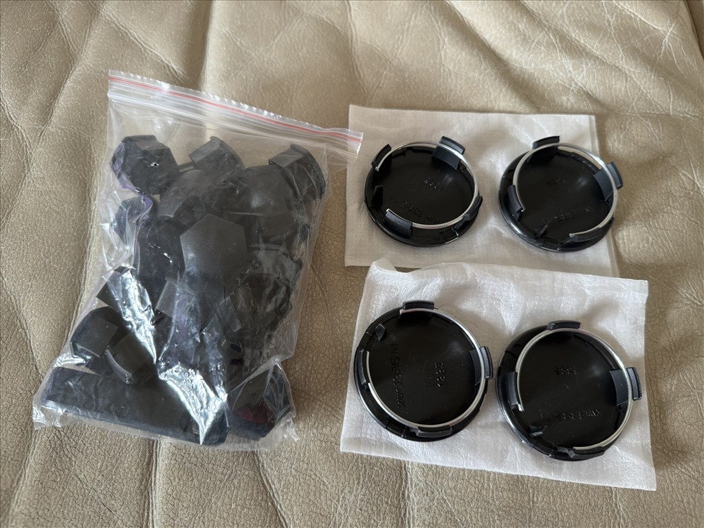 Tesla Model 3 felnikupak Tesla Model Y felnikupak Model 3 felniközép fekete-fehér 6. kép