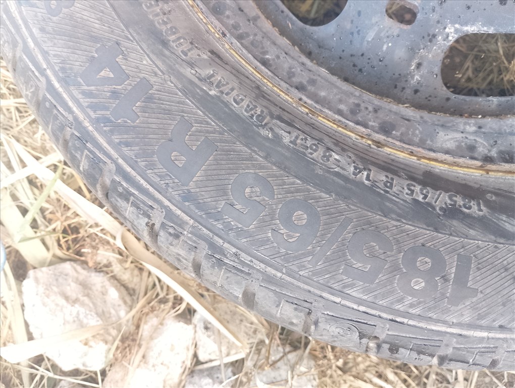  4x100 lyukosztású 14" újszerű lemezfelni, rajta 185/65 újszerű Barum nyári gumi gumi  1. kép