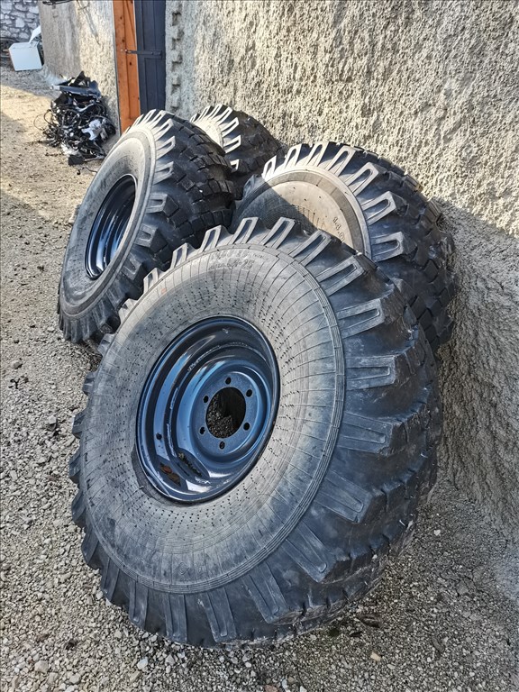 R0302 69 DANUBIANA 14.00 R20 UNIMOG kifordított felnin 4 db  1. kép