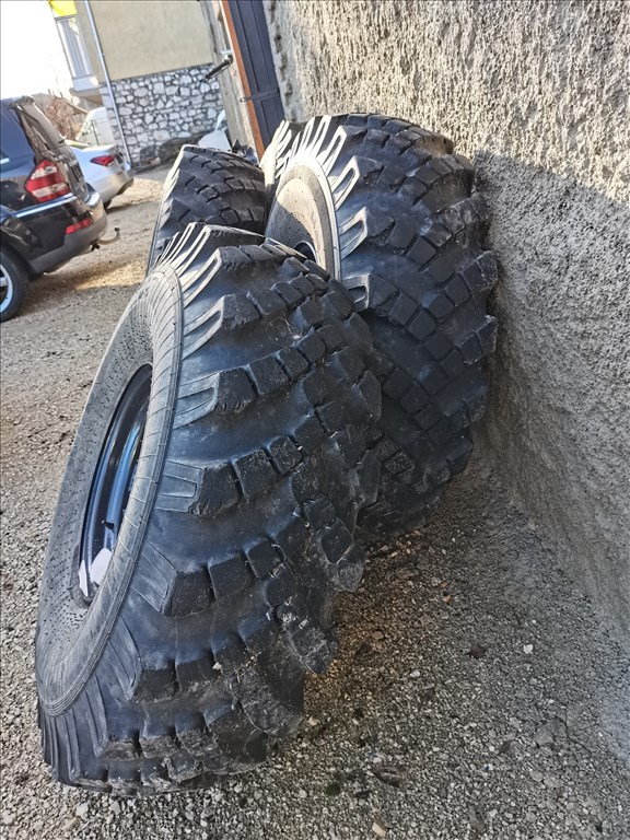 R0302 69 DANUBIANA 14.00 R20 UNIMOG kifordított felnin 4 db  2. kép